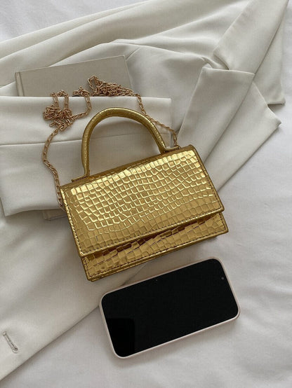 حقيبة كروس أنيقة بنقشة بارزة