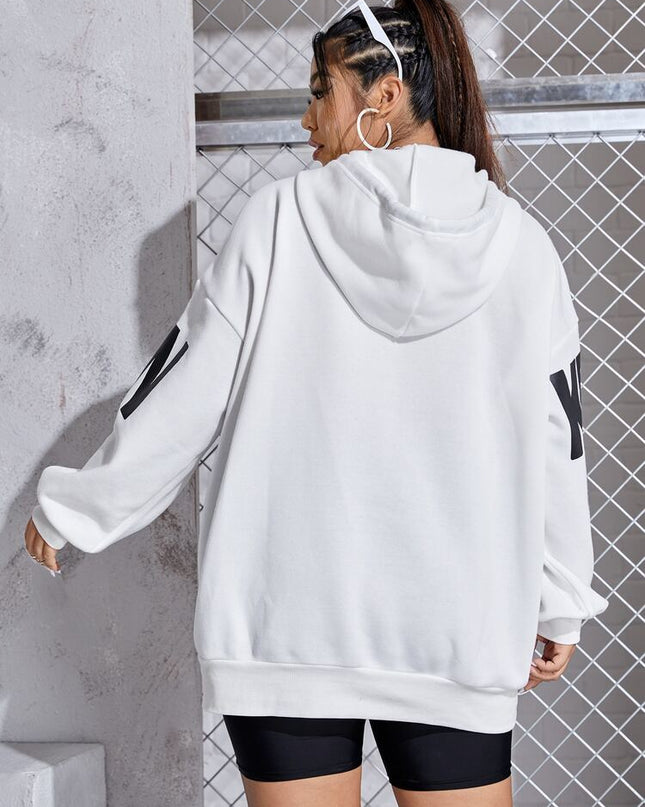 هودي SHEIN EZwear Plus برسومات وأحرف وكتف منسدلة ورباط