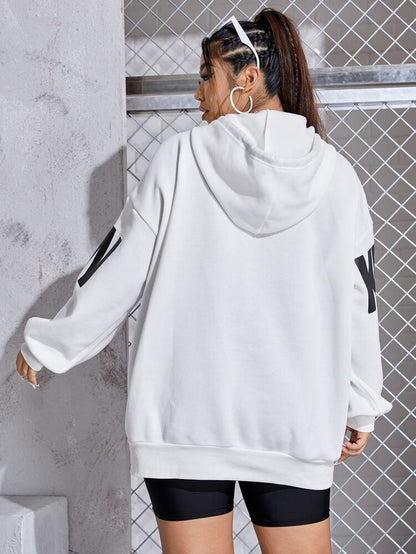 هودي SHEIN EZwear Plus برسومات وأحرف وكتف منسدلة ورباط
