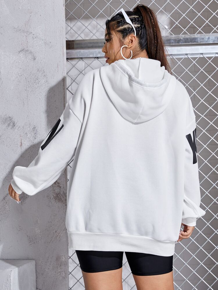 هودي SHEIN EZwear Plus برسومات وأحرف وكتف منسدلة ورباط