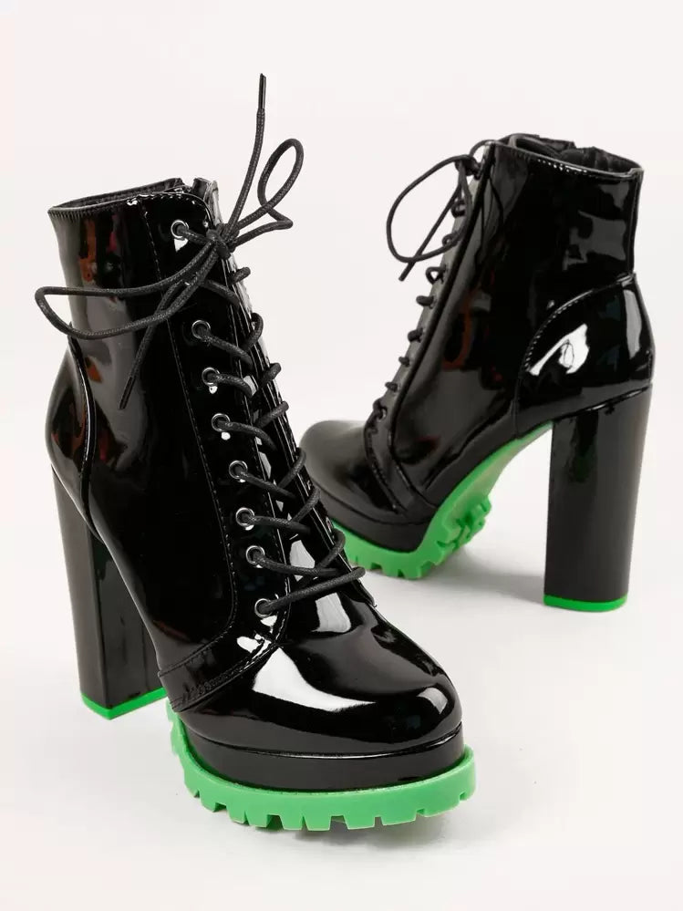 حذاء بوت شوزيا ذو مقدمة مستديرة وكعب عريض ونعل مزدوج