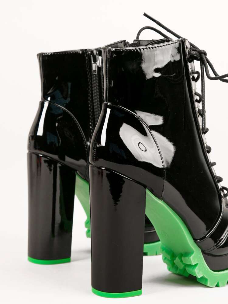 حذاء بوت شوزيا ذو مقدمة مستديرة وكعب عريض ونعل مزدوج