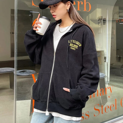 جاكيت صوف بغطاء رأس وسحاب ورباط وشعار DAZY مطبوع عليه شعار جرافيكي Shein
