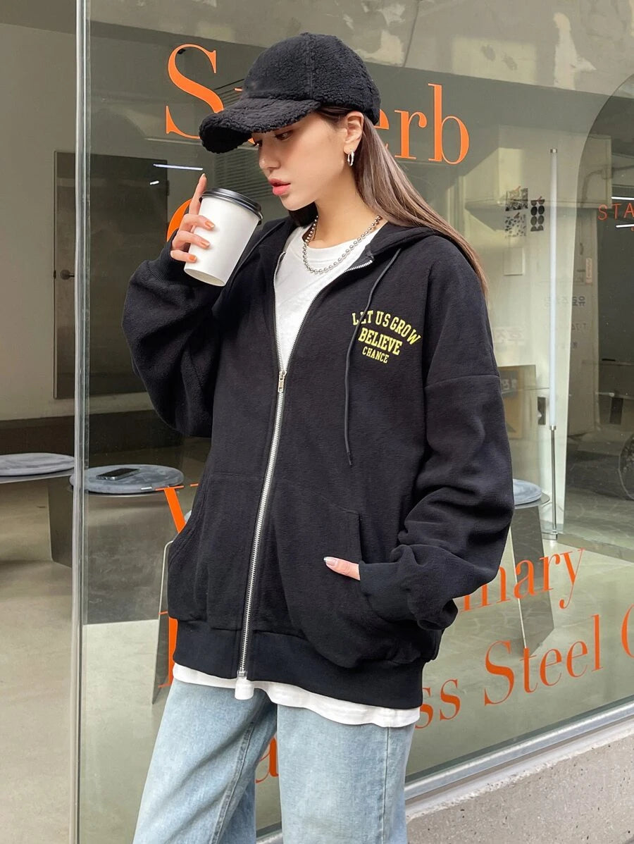 جاكيت صوف بغطاء رأس وسحاب ورباط وشعار DAZY مطبوع عليه شعار جرافيكي Shein