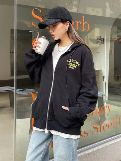 جاكيت صوف بغطاء رأس وسحاب ورباط وشعار DAZY مطبوع عليه شعار جرافيكي Shein