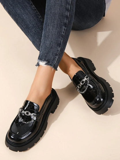 حذاء لوفر مسطح مزين بسلسلة