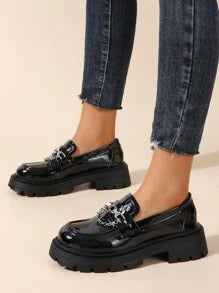 حذاء لوفر مسطح مزين بسلسلة