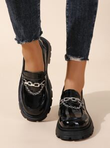 حذاء لوفر مسطح مزين بسلسلة