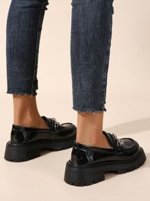 حذاء لوفر مسطح مزين بسلسلة