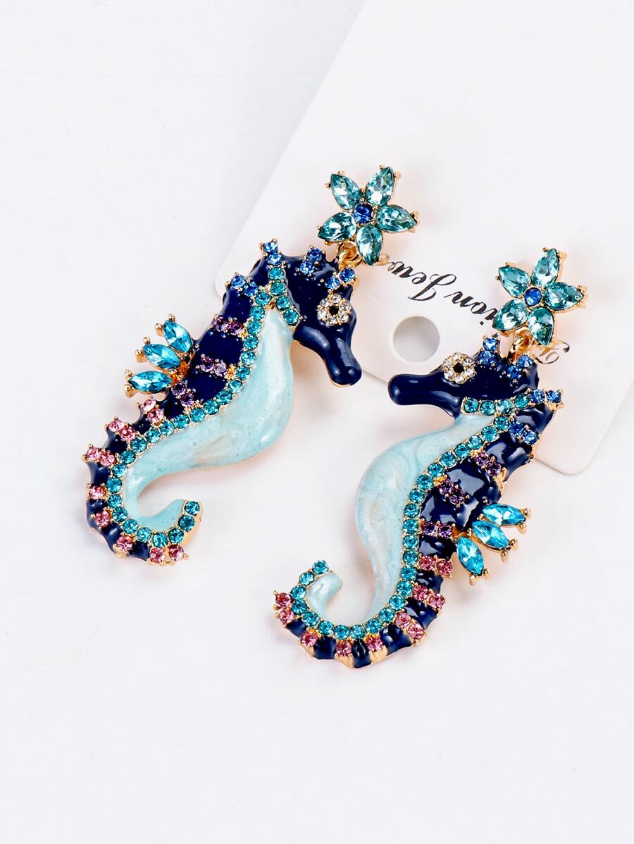 أقراط قطرة على شكل حصان البحر مزينة بفصوص لامعة – Juran