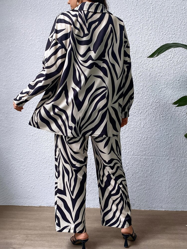 طقم نسائي قميص مخطط منخفض الاكتاف مع بنطلون مقاس كبيرمن SHEIN Privé