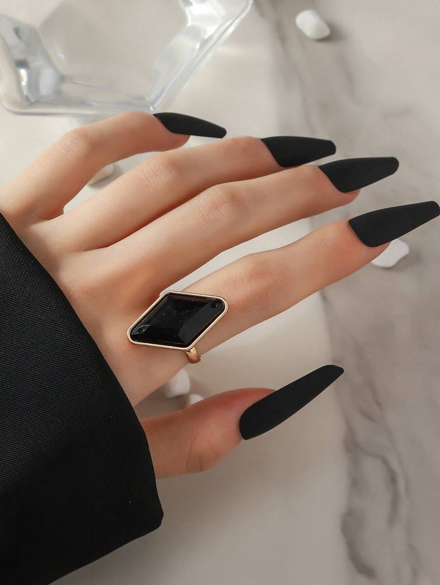 خاتم نسائي فاخر بتصميم مُعيّن – غامق أنيق