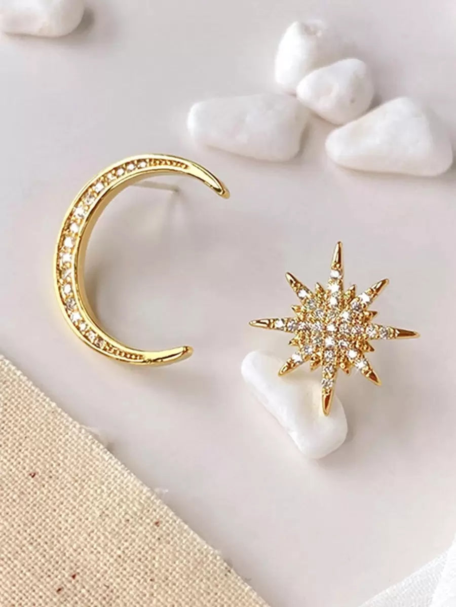 أقراط  غير متطابقة بتزيين نجمة وقمر من الراين (Rhinestone)