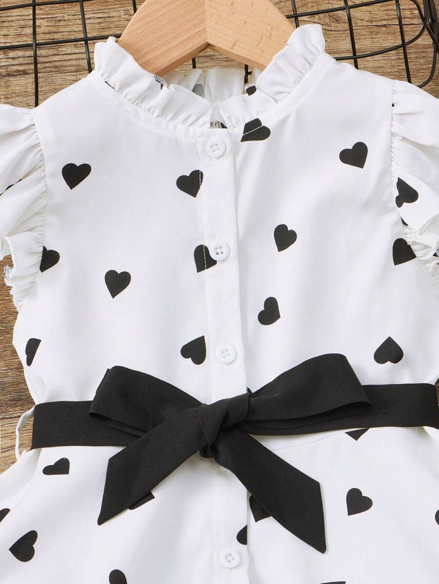 طقم قميص قصير مطبوع عليه قلب للفتيات الصغيرات من SHEIN مع بنطال ضيق