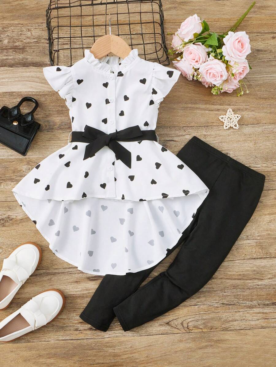طقم قميص قصير مطبوع عليه قلب للفتيات الصغيرات من SHEIN مع بنطال ضيق