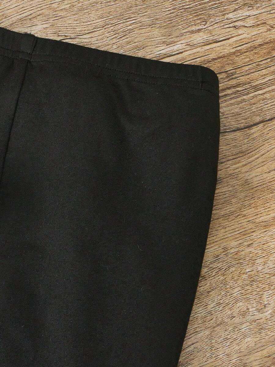 طقم قميص قصير مطبوع عليه قلب للفتيات الصغيرات من SHEIN مع بنطال ضيق