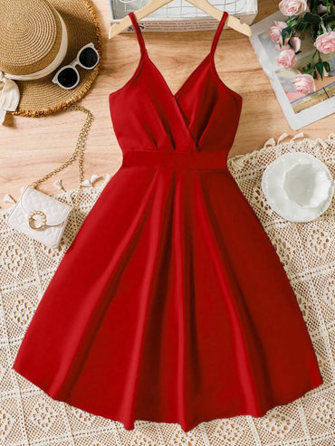 فستان بناتي سوينغ سادة بحمالات رفيعة وكسرات متداخلة