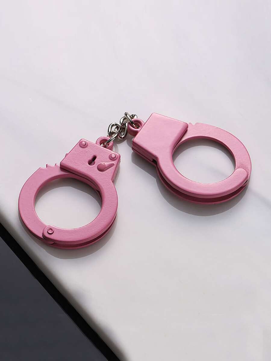 ميدالية يدَين وردية بشكل أصفاد مزدوجة – تعليقة شنطة وللسيارة