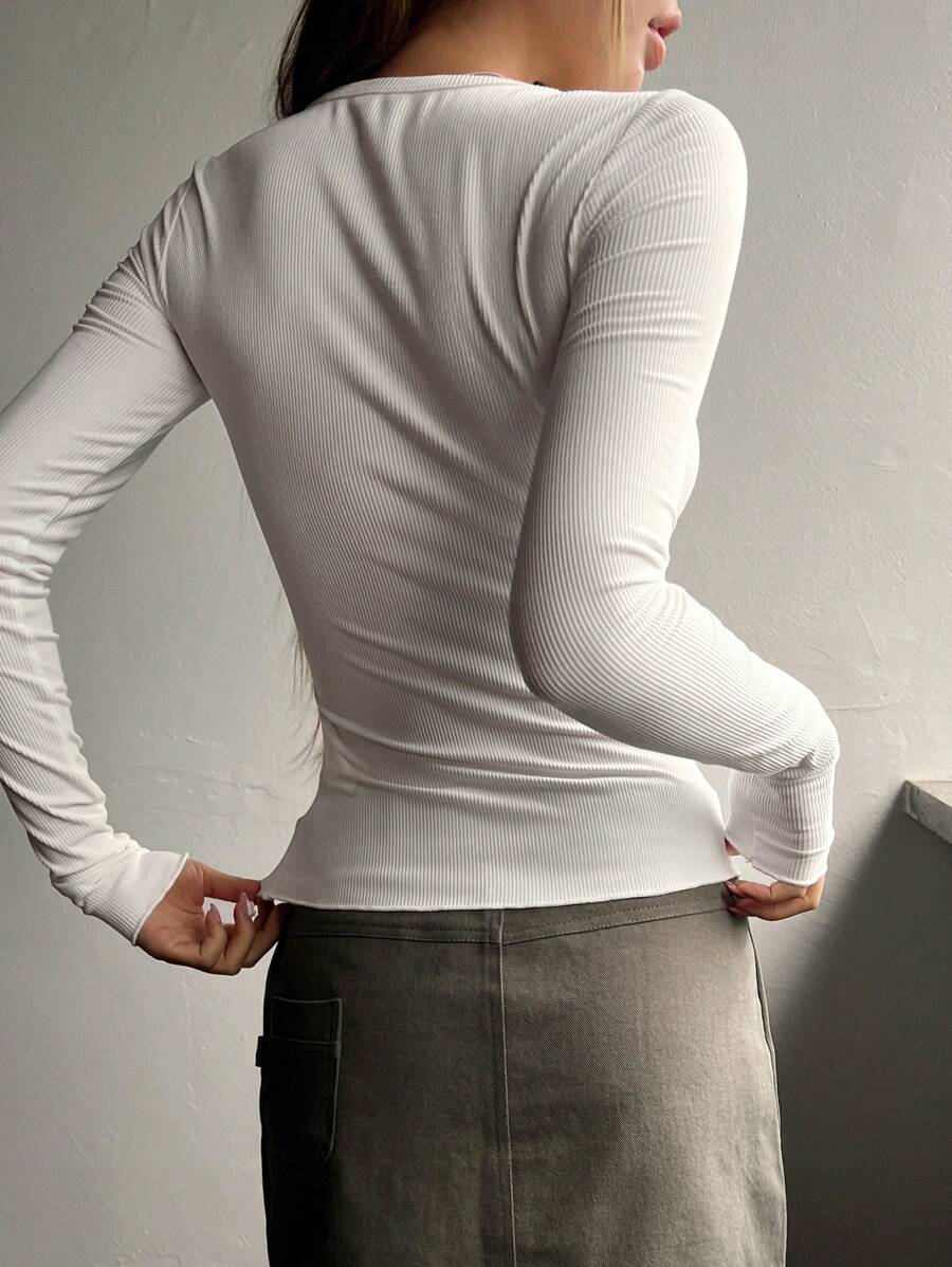 تيشيرت نسائي سادة مضلع بأزرار أمامية من ديزي
