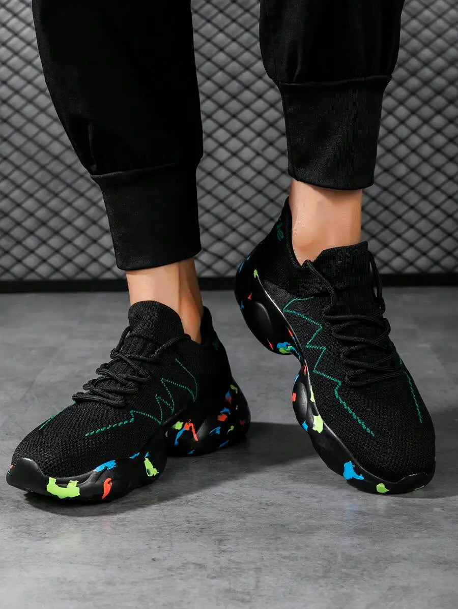 حذاء رياضي رجالي أسود بتفاصيل ملونة