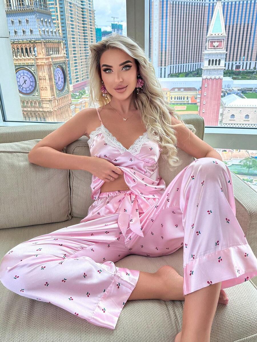 طقم بيجامة ساتان نسائي بنقشة زهور مع دانتيل – توب بحمّالات وبنطال