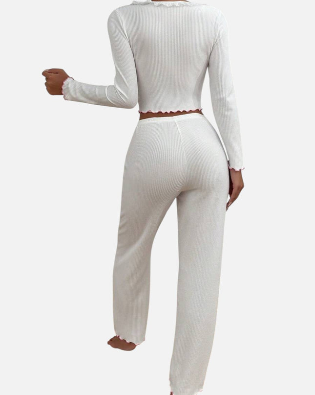بيجامة بفيونكة أمامية ومزينة بحواف مكشكشة باللون الأبيض
