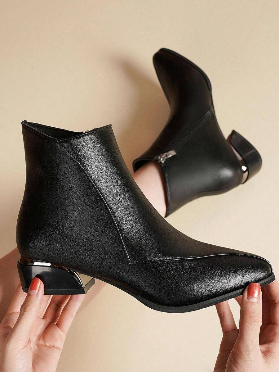 حذاء تشيلسي مسطح أنيق للنساء لفصل الخريف/الشتاء مصنوع من الجلد الأسود بسمك 4 سم ومقدمة مدببة وكعب سميك لامع وسحاب جانبي