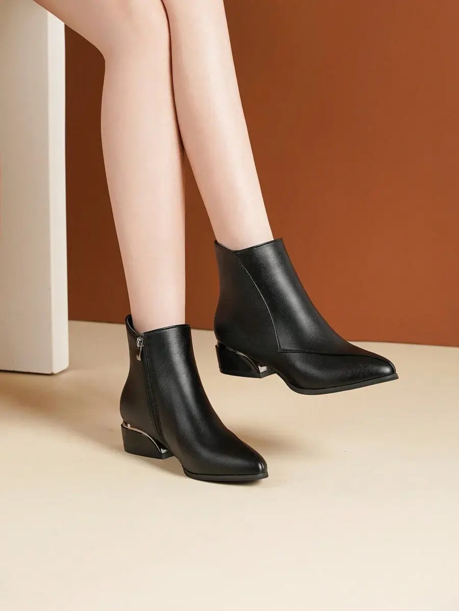 حذاء تشيلسي مسطح أنيق للنساء لفصل الخريف/الشتاء مصنوع من الجلد الأسود بسمك 4 سم ومقدمة مدببة وكعب سميك لامع وسحاب جانبي