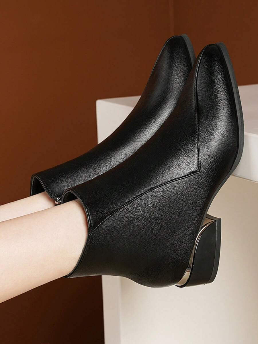 حذاء تشيلسي مسطح أنيق للنساء لفصل الخريف/الشتاء مصنوع من الجلد الأسود بسمك 4 سم ومقدمة مدببة وكعب سميك لامع وسحاب جانبي