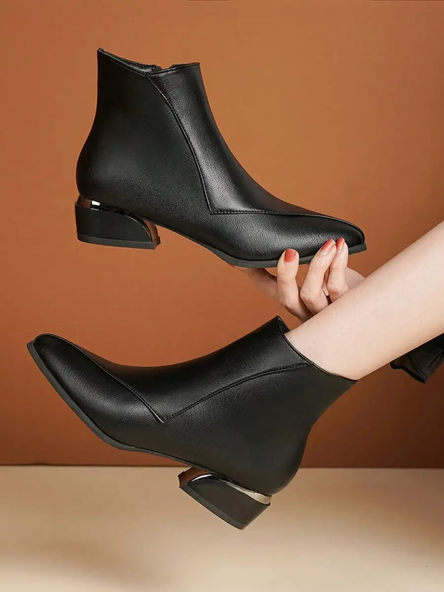 حذاء تشيلسي مسطح أنيق للنساء لفصل الخريف/الشتاء مصنوع من الجلد الأسود بسمك 4 سم ومقدمة مدببة وكعب سميك لامع وسحاب جانبي