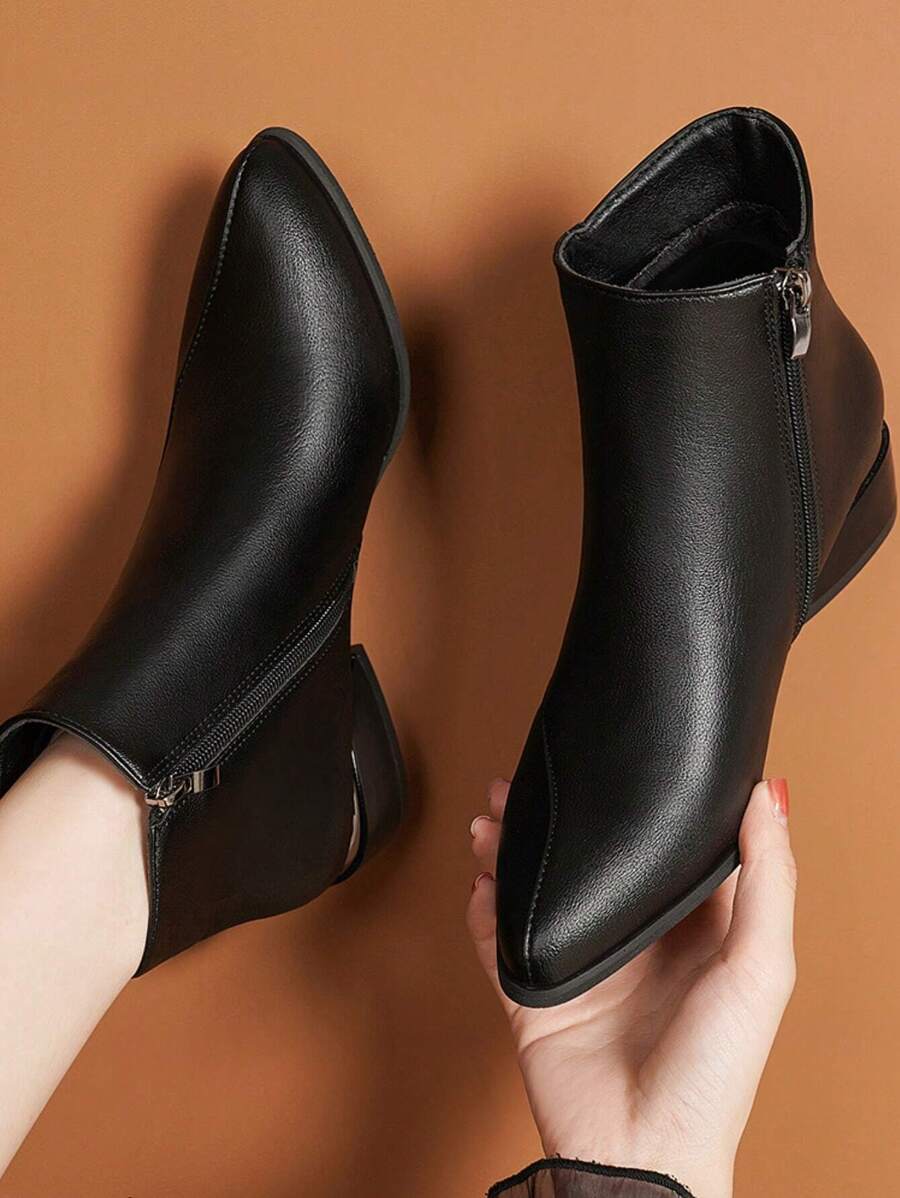 حذاء تشيلسي مسطح أنيق للنساء لفصل الخريف/الشتاء مصنوع من الجلد الأسود بسمك 4 سم ومقدمة مدببة وكعب سميك لامع وسحاب جانبي