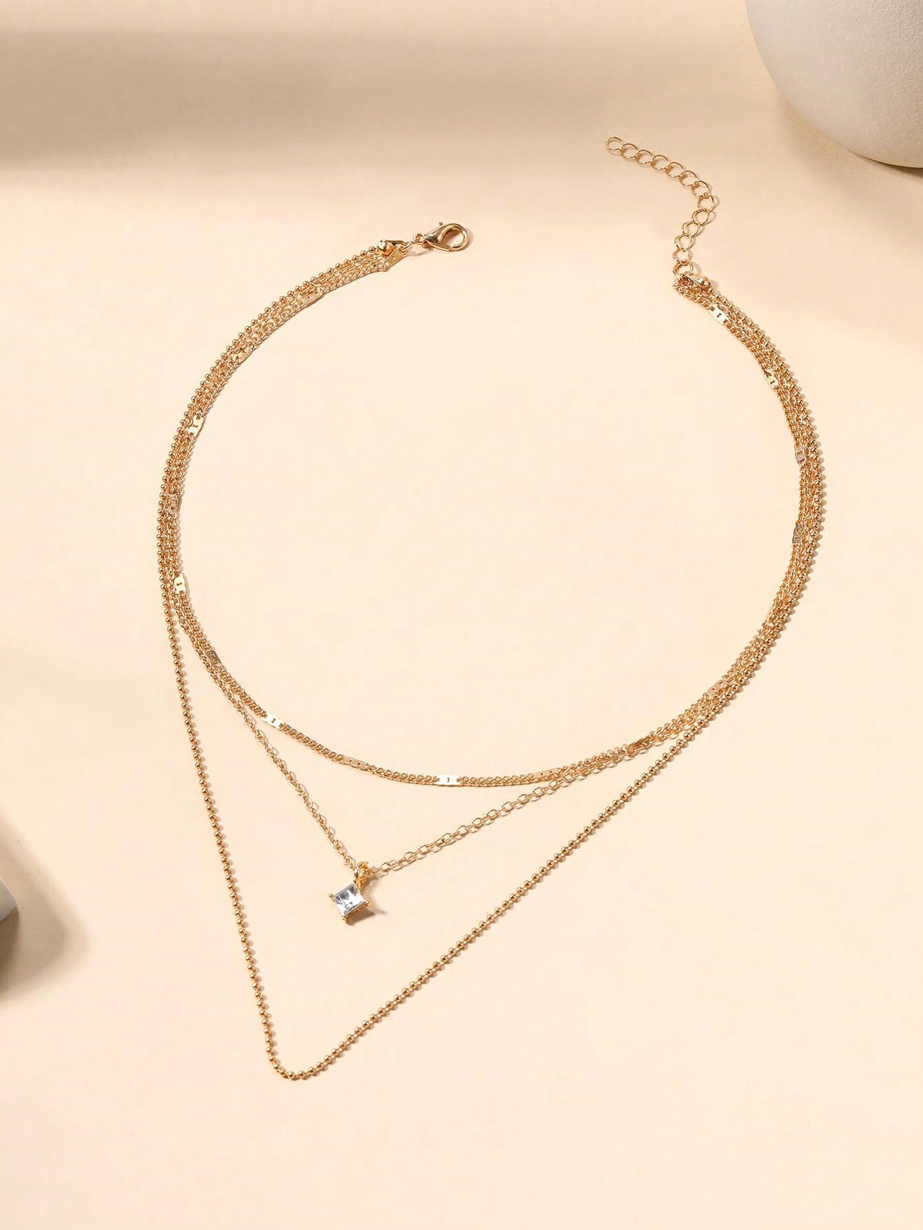 قلادة طبقات  مزينة بفصوص لامعة