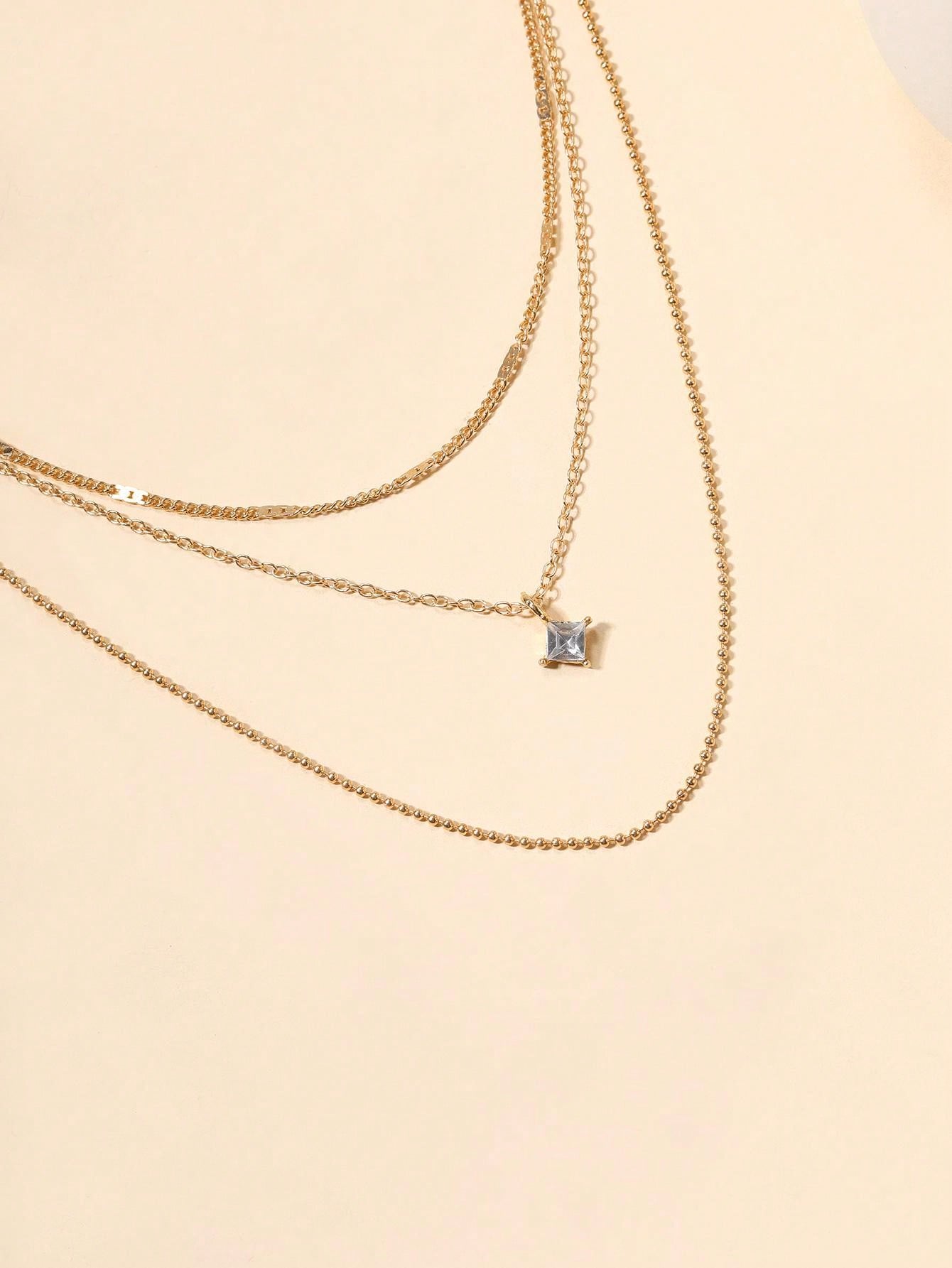 قلادة طبقات  مزينة بفصوص لامعة