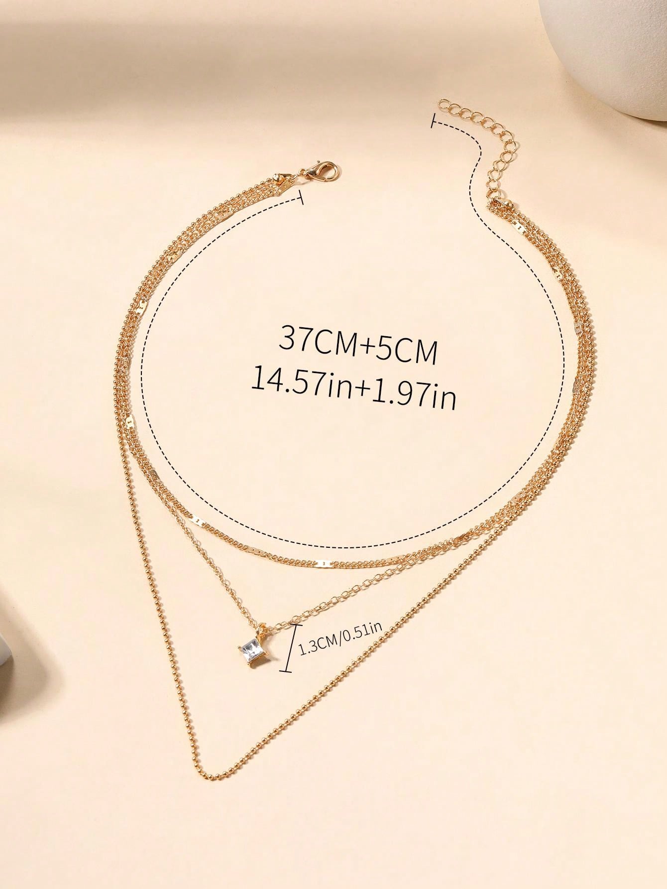 قلادة طبقات  مزينة بفصوص لامعة