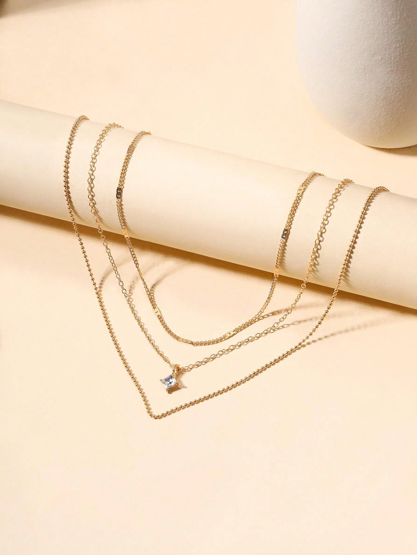 قلادة طبقات  مزينة بفصوص لامعة