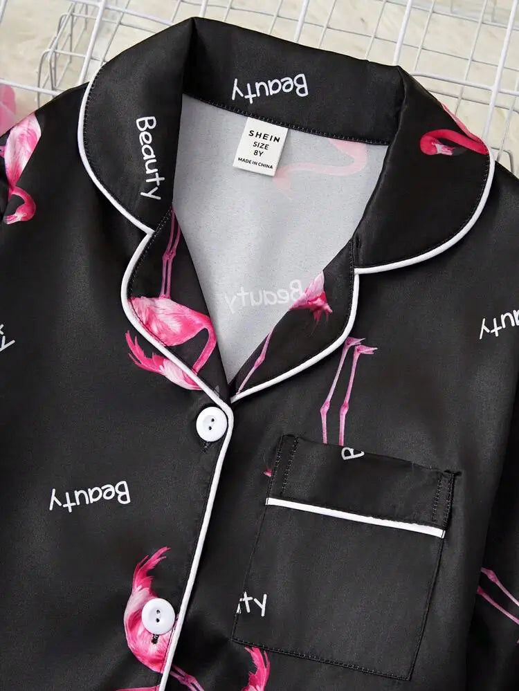 SHEIN طقم بيجامة بناتي بجرافيك عبارة وفلامنجو شريط متباين ساتان