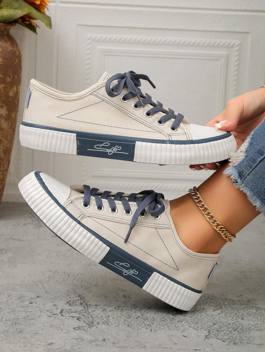 زوج واحد من أحذية أكسفورد النسائية العصرية بألوان متباينة