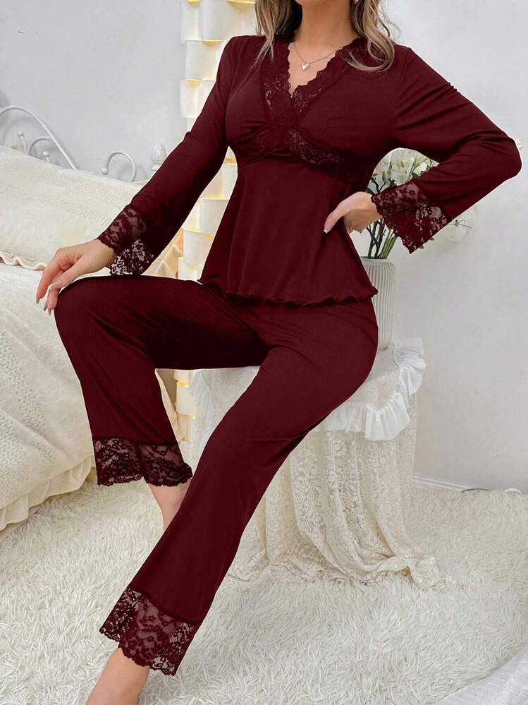 طقم بيجامات نسائي مزين بالدانتيل مع تصميم رفرف