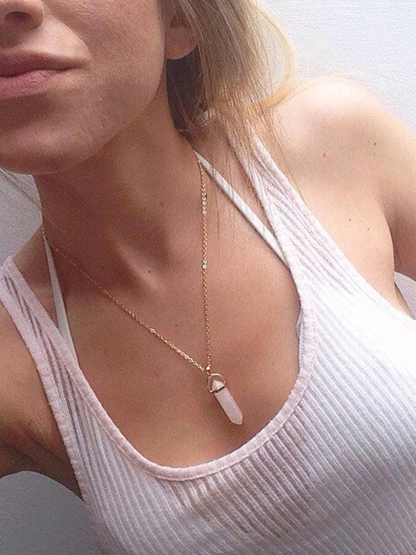 سلسلة بحجر كوارتز سداسي الشكل 