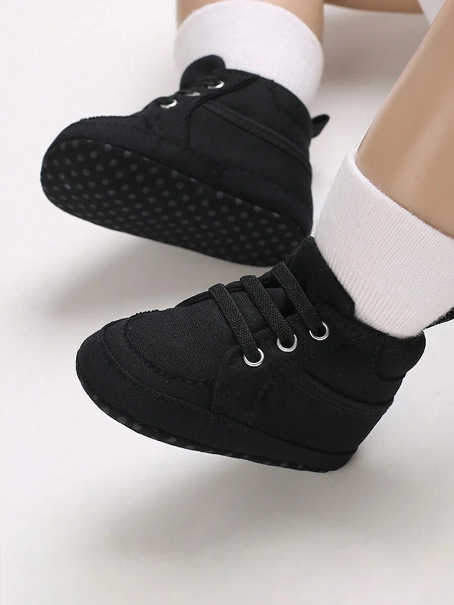 حذاء المشي الأولى للأطفال حديثي الولادة من الأولاد والبنات، مصنوعة من القماش بلون واحد