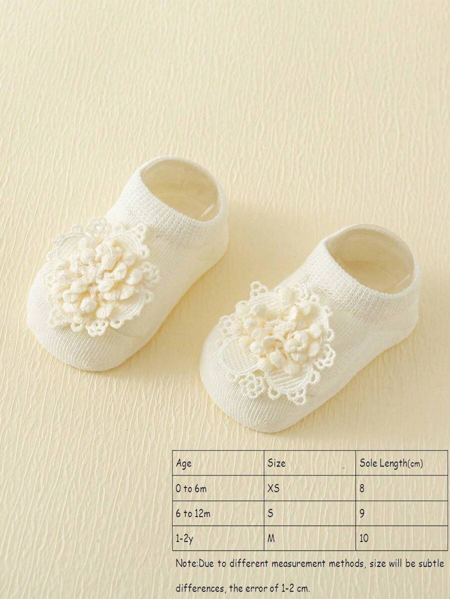 طقم شرابات أطفال بيضاء مضادة للانزلاق مع تطريز زهري + ربطة رأس للرضّع