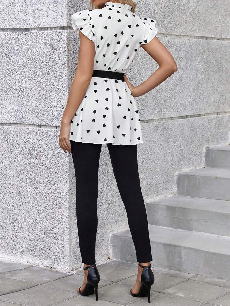 طقم SHEIN Clasi نسائي مكون من قطعتين من قميص بأكمام قصيرة وطبعة قلب مع بنطال