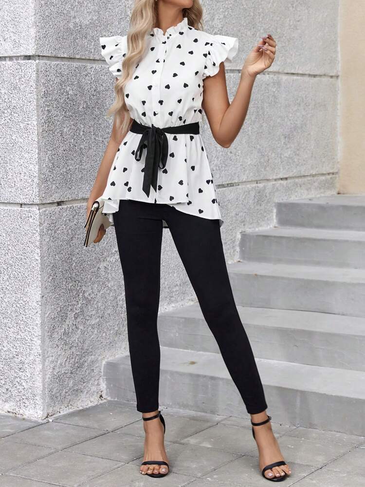 طقم SHEIN Clasi نسائي مكون من قطعتين من قميص بأكمام قصيرة وطبعة قلب مع بنطال