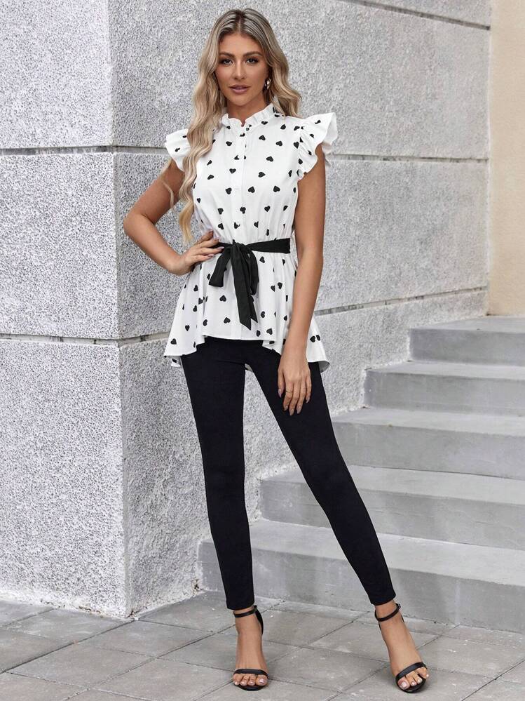 طقم SHEIN Clasi نسائي مكون من قطعتين من قميص بأكمام قصيرة وطبعة قلب مع بنطال