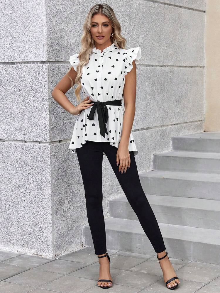 طقم SHEIN Clasi نسائي مكون من قطعتين من قميص بأكمام قصيرة وطبعة قلب مع بنطال