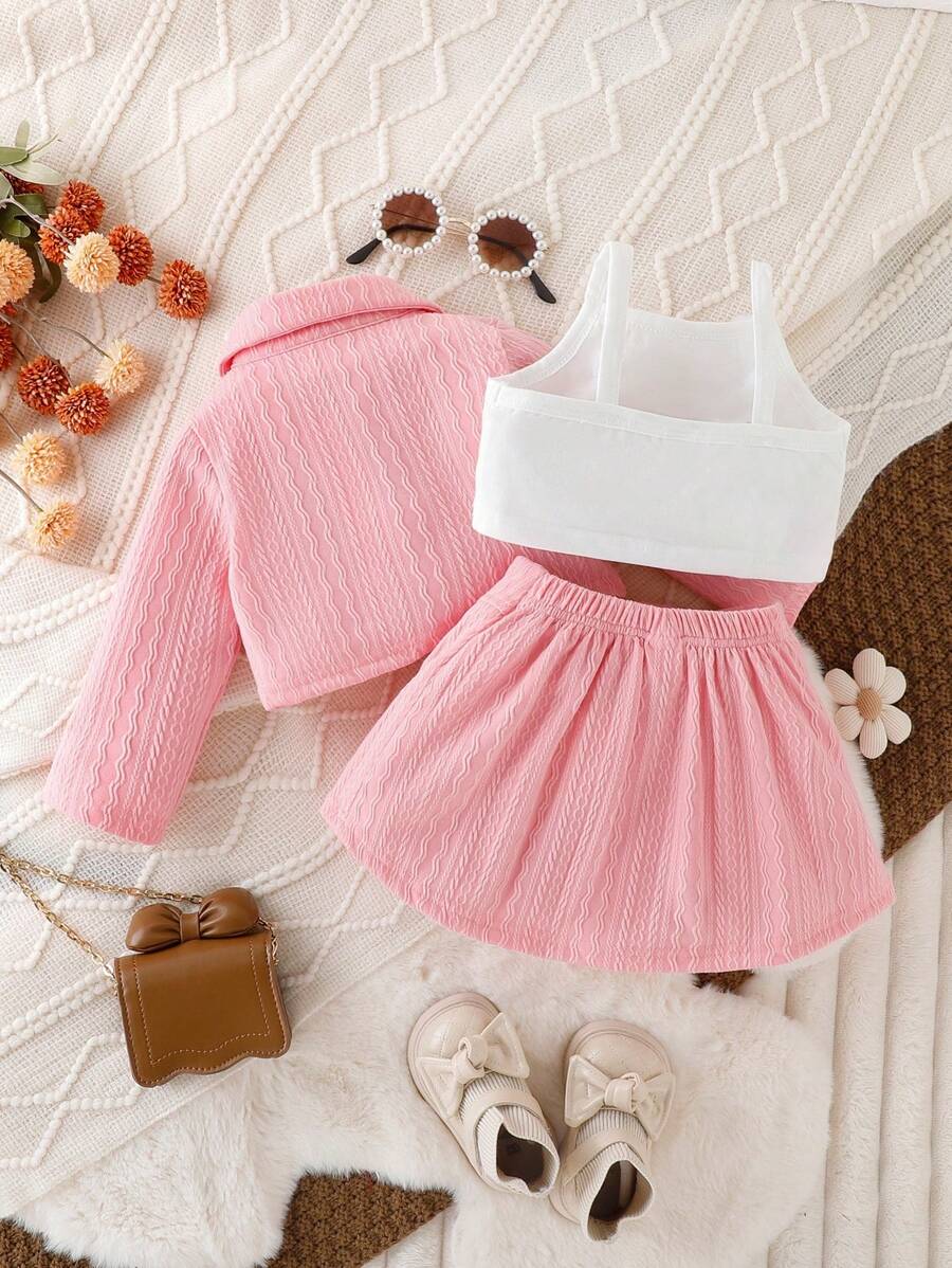 طقم بناتي أنيق من ثلاث قطع، يتكون من جاكيت وتنورة بأزرار أنيقة، مناسب للربيع والخريف