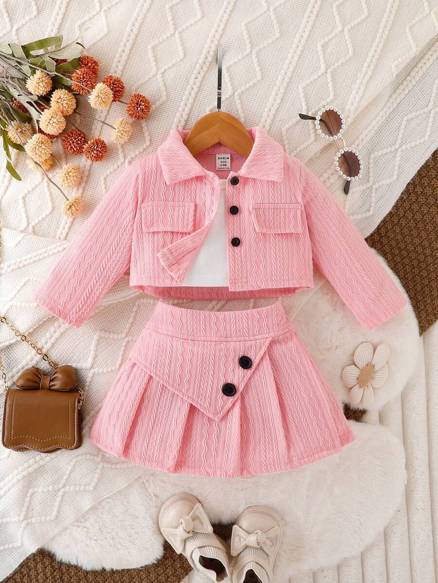 طقم بناتي أنيق من ثلاث قطع، يتكون من جاكيت وتنورة بأزرار أنيقة، مناسب للربيع والخريف