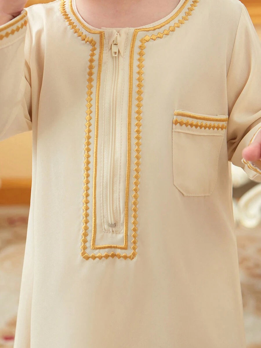 عباية ولادي بتطريز تقليدي وحواف باللون الذهبي من شي إن 