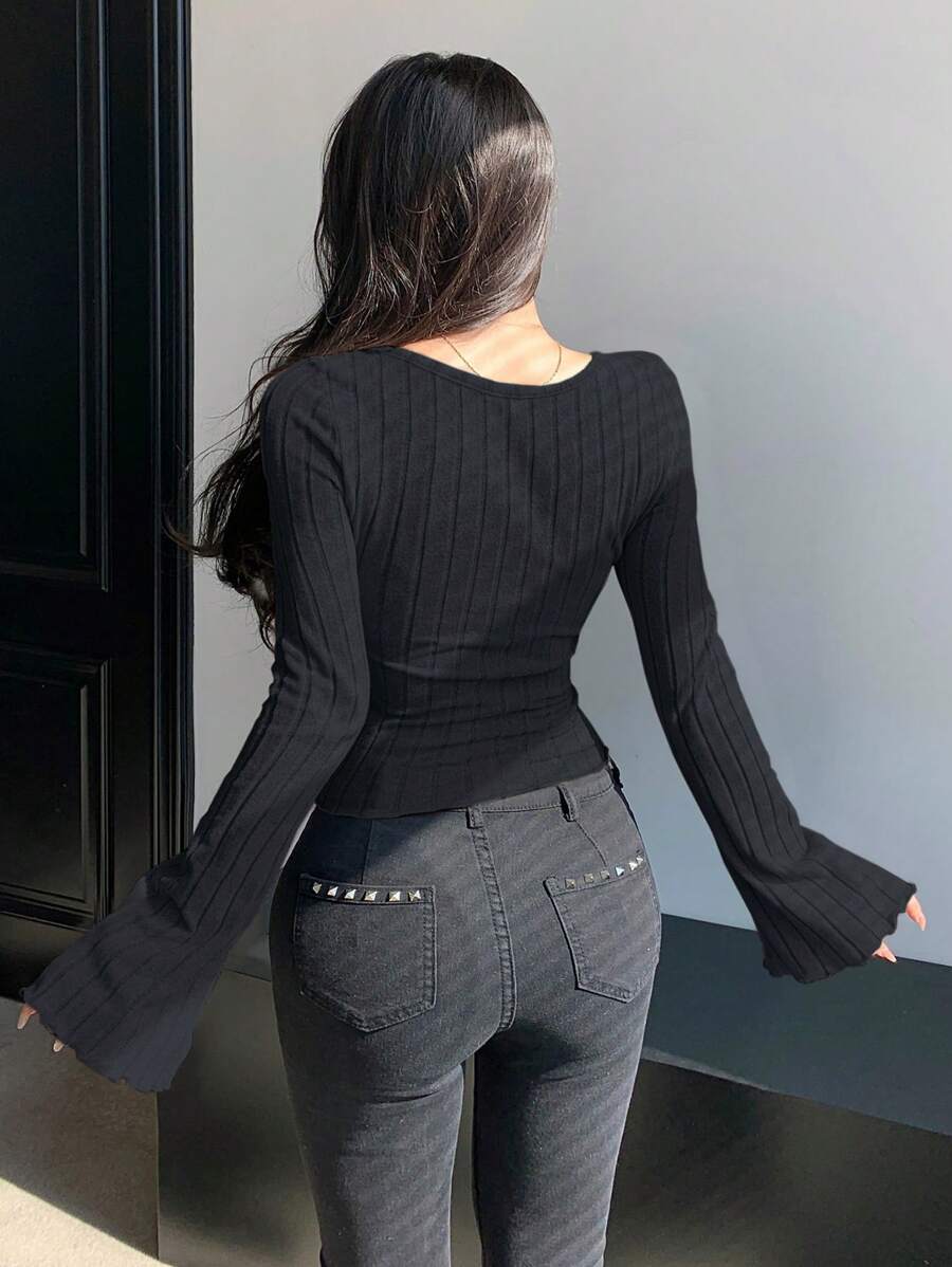 توب نسائي سادة مضلع بأكمام طويلة بتصميم متقاطع ومجوف من ديزي
