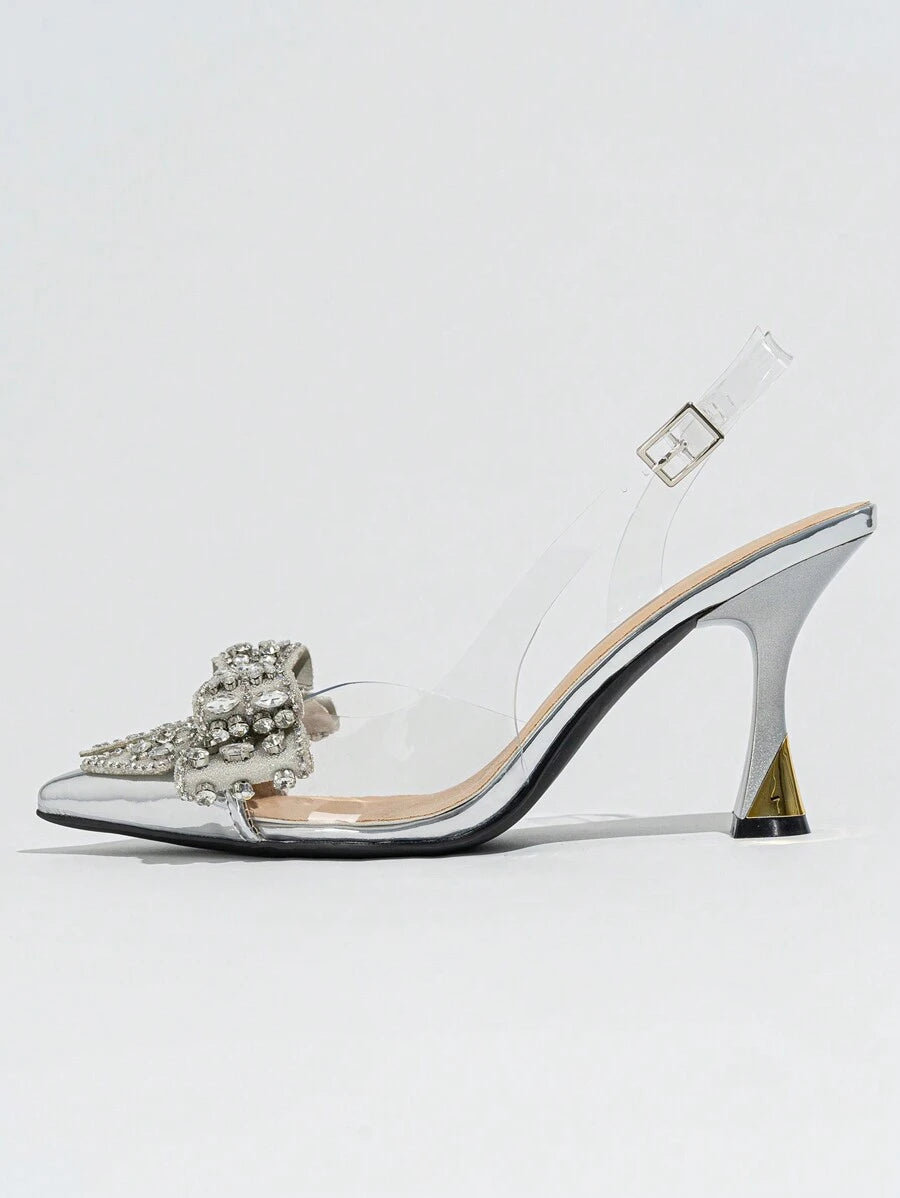 حذاء نسائي بكعب عالٍ من مادة البولي فينيل كلوريد بمقدمة مدببة مزين بعقدة من أحجار الراين